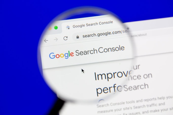 Startseite der Google Search Console unter einer Lupe vergrössert